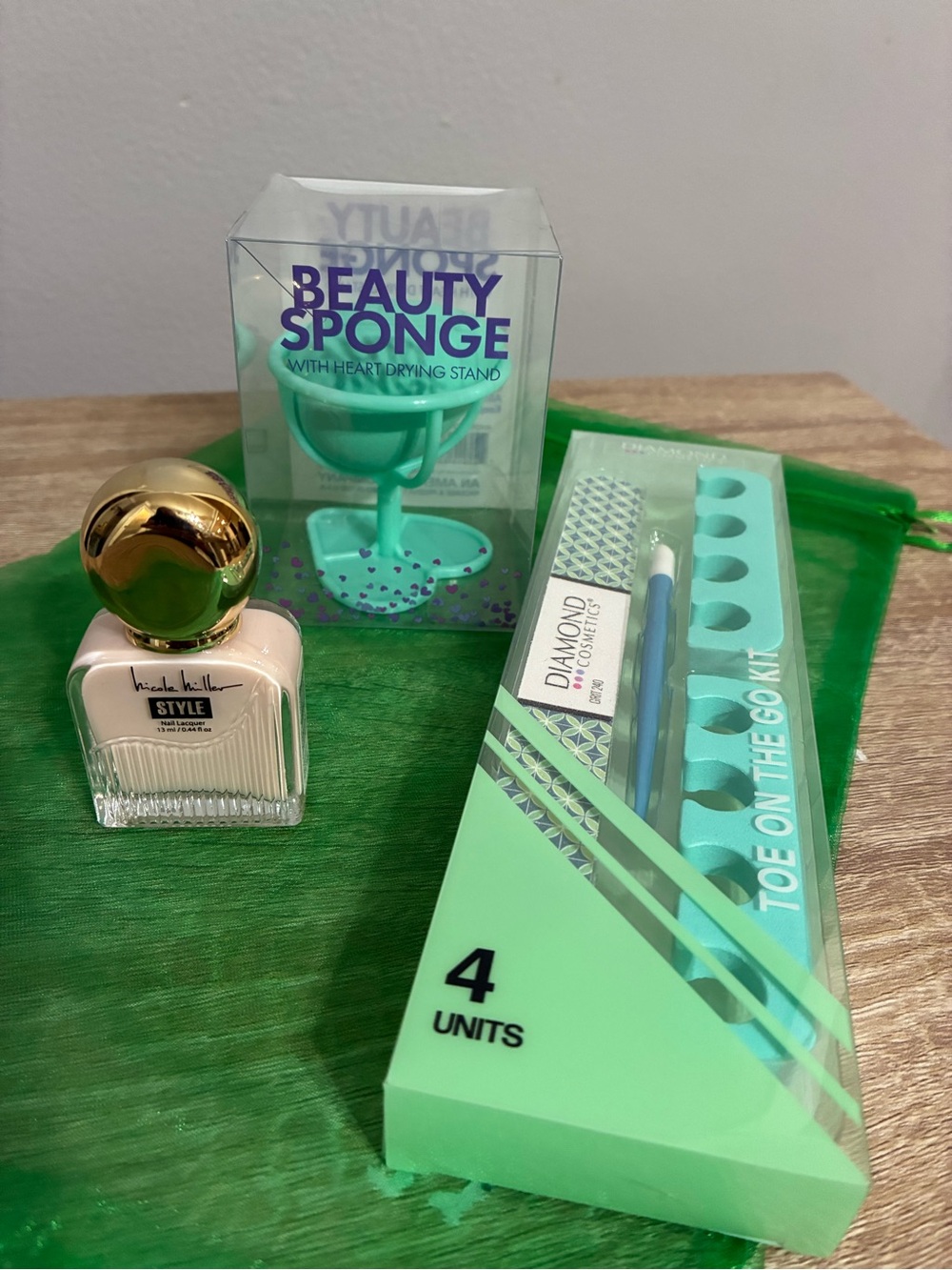 Nicole Miller Mint Green Beauty Sponge Holder & Pedicure Toe Separator Set